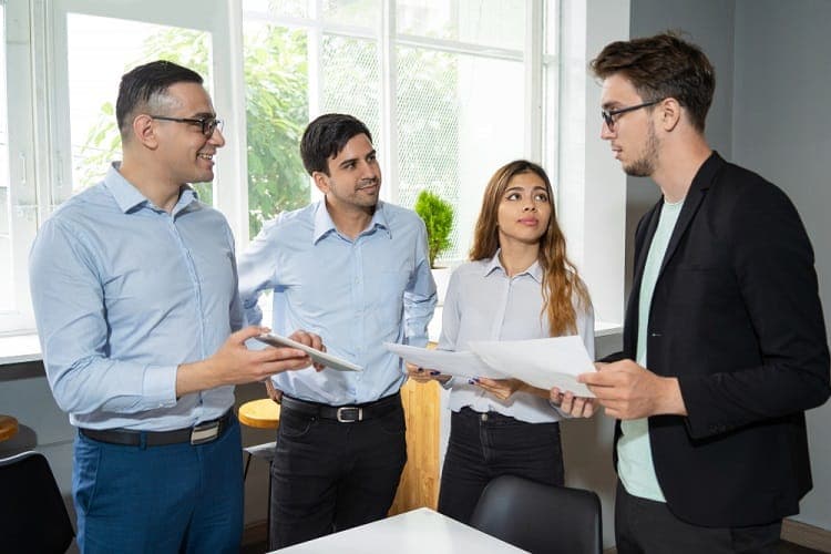 giao tiếp với đồng nghiệp công ty