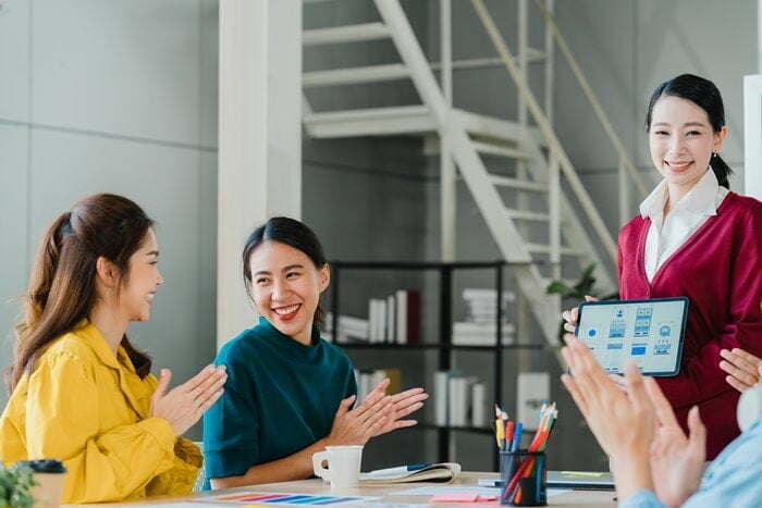 Thân thiện cởi mở khi giao tiếp với người khác