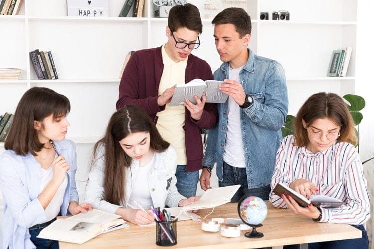Nhóm người đang học hỏi kiến thức mới