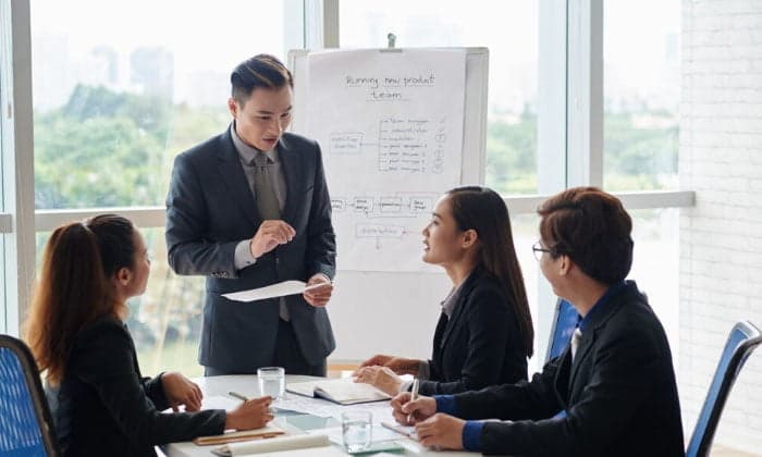 Người quản lý nhân sự đang hướng dẫn 3 nhân viên