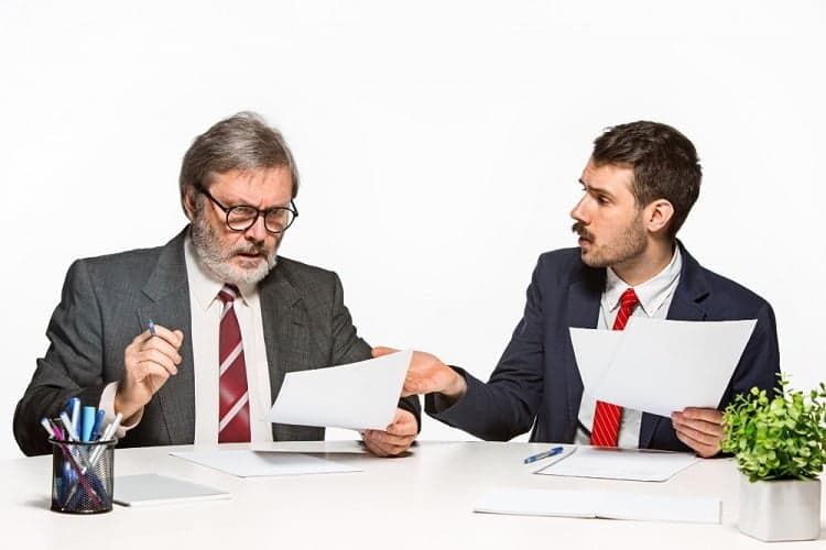 Ban giám đốc sẽ gồm giám đốc bên trong và bên ngoài