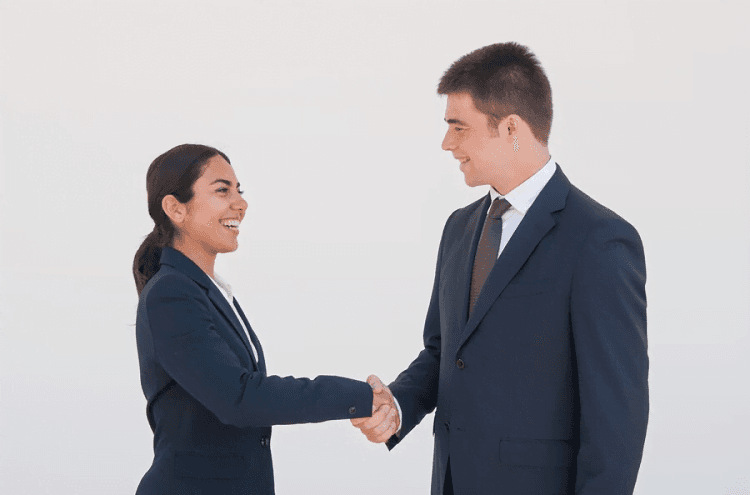 giao tiếp phi ngôn ngữ bằng cái bắt tay giữa hai người nam nữ