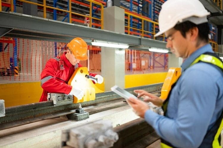 người chịu trách nhiệm điều tiết sản xuất