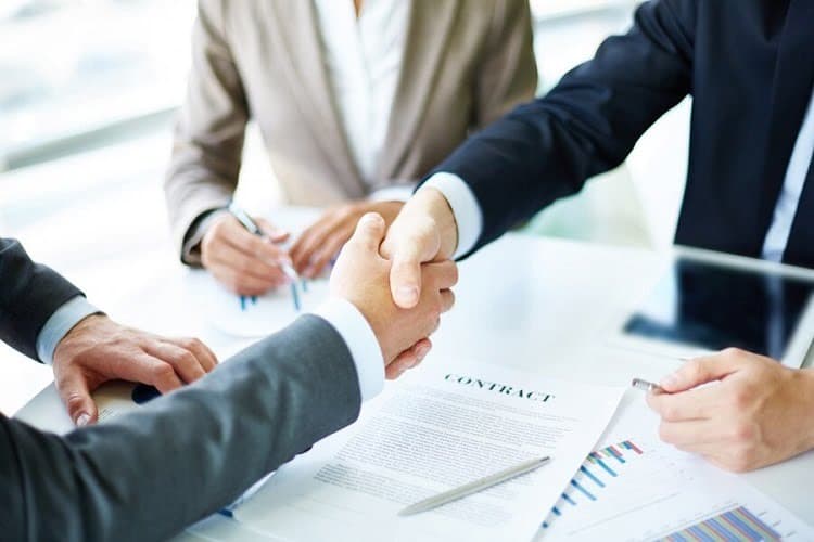 Tuyển dụng qua sự hợp tác với các cơ sở giáo dục