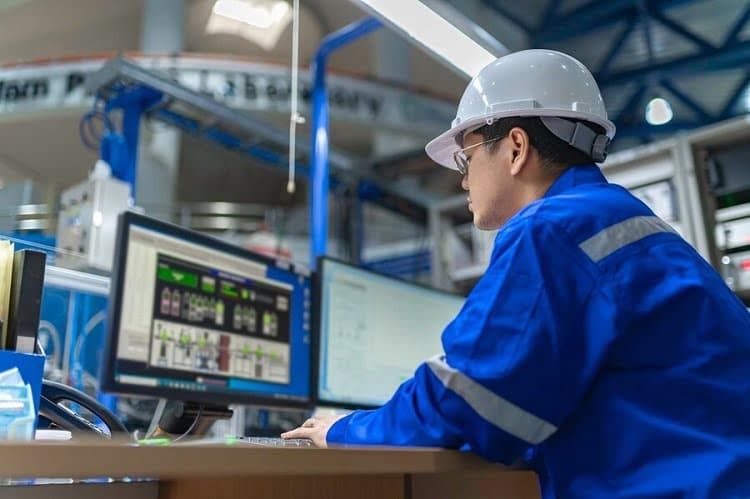Nhân viên đang sử dụng phần mềm MES tại nhà máy