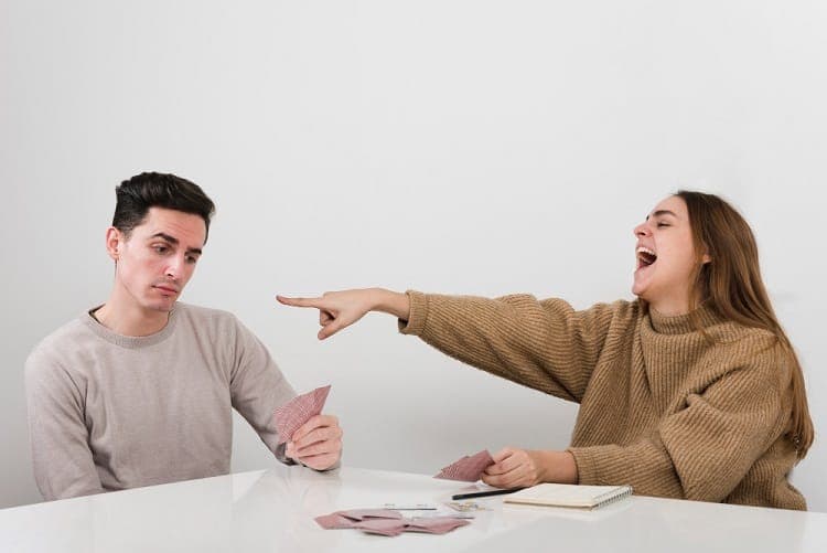 Đùa vô duyên giữa hai người