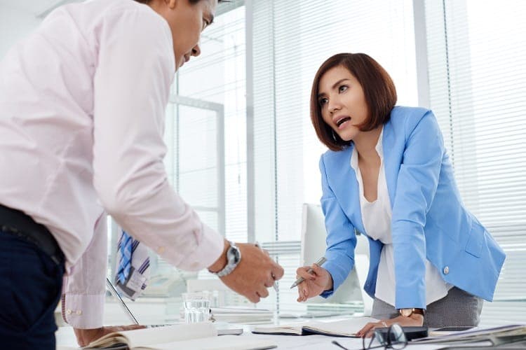 Nhìn đi hướng khác khi nói chuyện