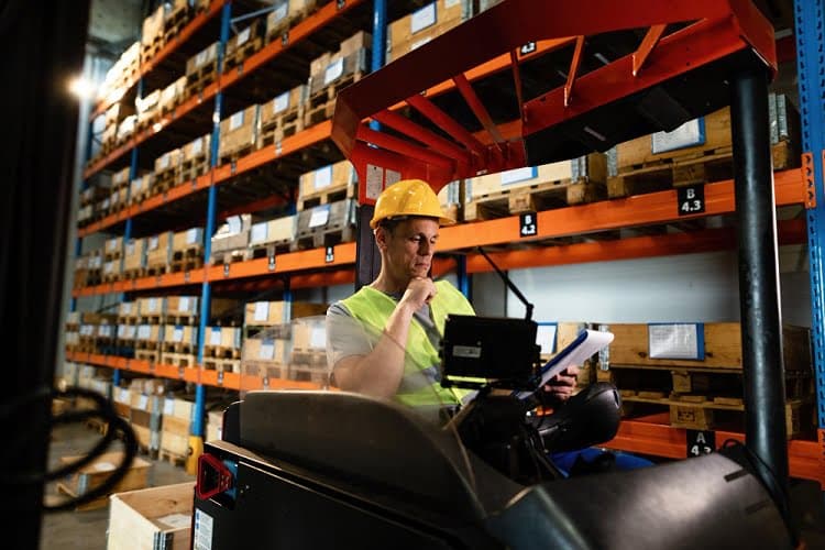 công việc của một nhân viên qc phải kiểm soát chất lượng đầu ra