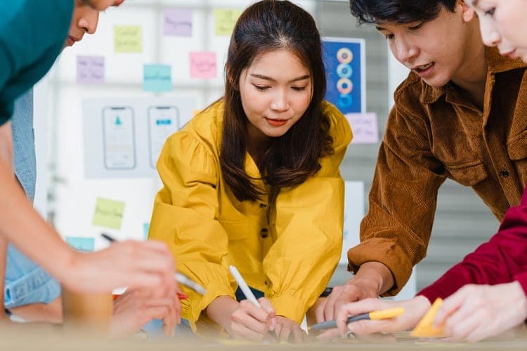 Mọi người đang thực hành làm việc nhóm