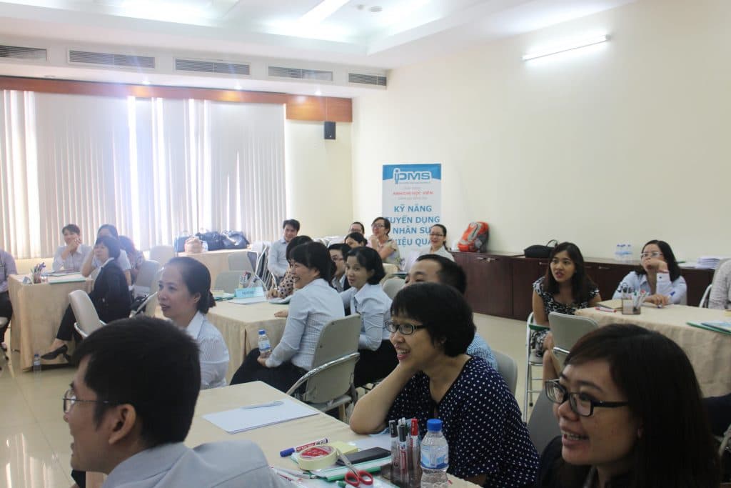 không khí lớp học khóa đào tạo kỹ năng tuyển dụng