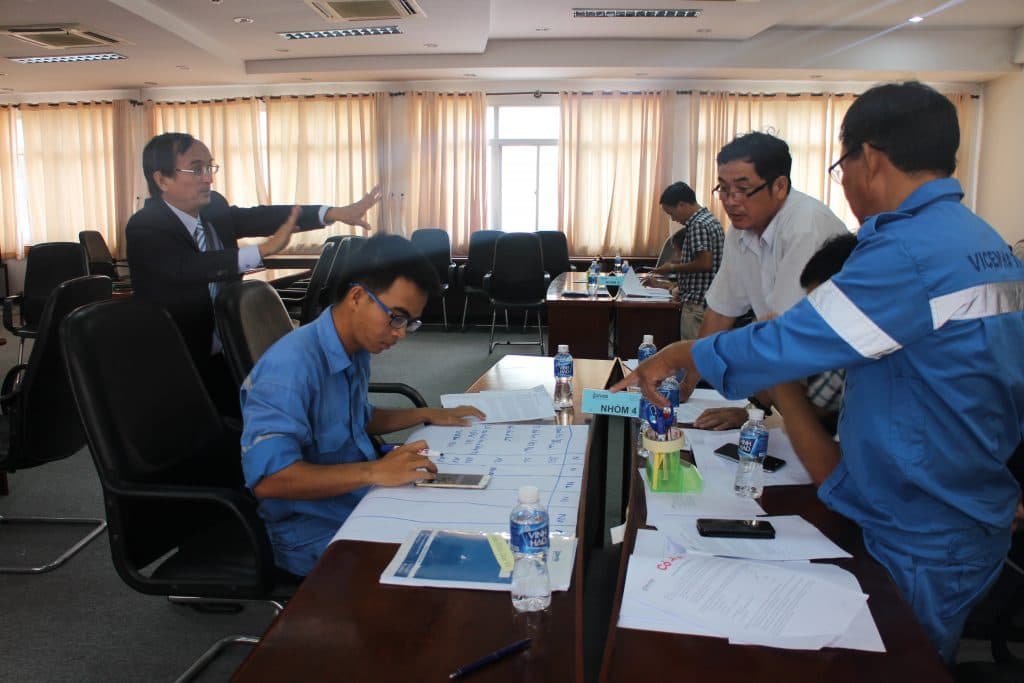 Thảo luận nhóm tìm ra kiến thức từ thực tiễn trong khóa đào tạo quản trị tài chính