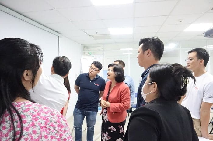 giảng viên và học viên tại khóa học train the trainer