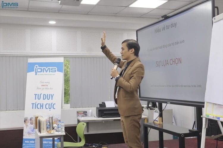 Giảng viên Huỳnh Hữu Minh Nhật đang trình bày phương pháp rèn luyện tư duy