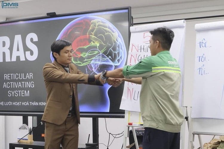 Giảng viên tham gia cùng Học viên trong hoạt động trò chơi