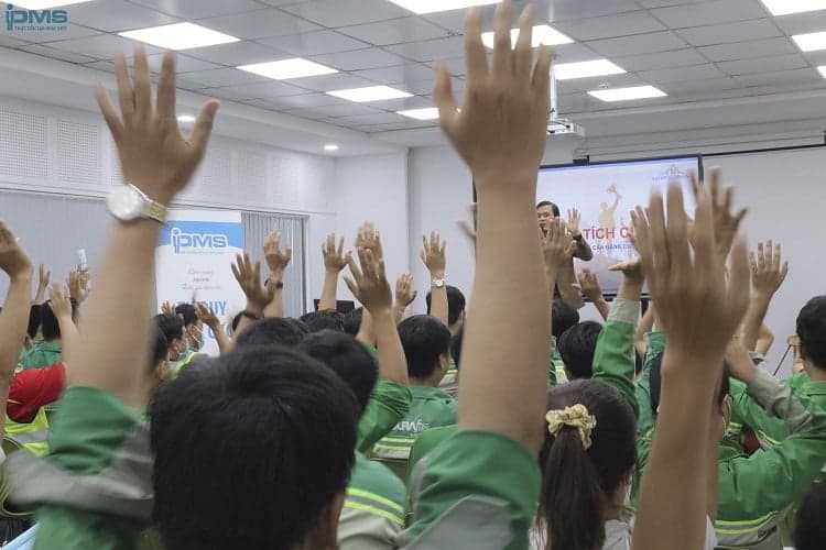 Anh/Chị Học Viên nhiệt tình dơ tay phát biểu