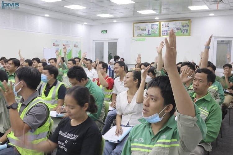 Anh/Chị Học Viên nhiệt tình dơ tay phát biểu