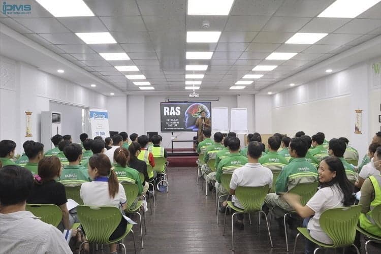 Học viên đang chăm chú lắng nghe các nội dung chia sẻ