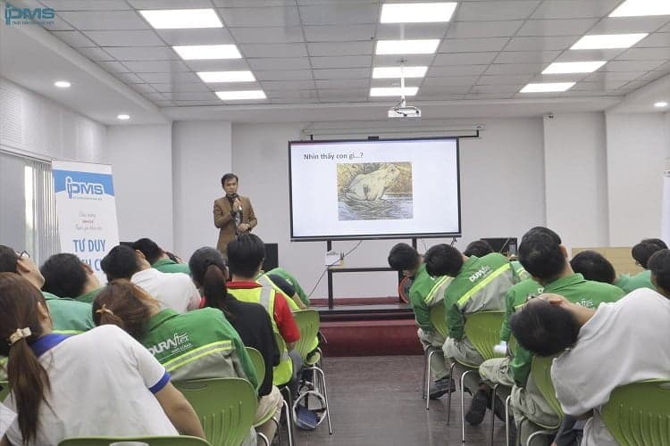 Giảng viên trình bày trước lớp