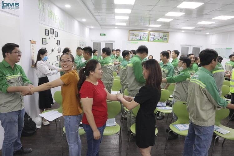 Anh/Chị Học viên phấn khởi khi tham gia trò chơi vòng tay