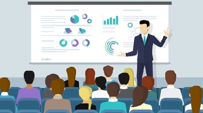 Cần quan sát và tương tác với khán giả bên dưới