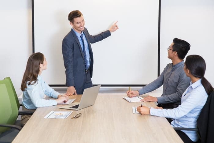 Hình thức sử dụng nhân viên là người đào tạo
