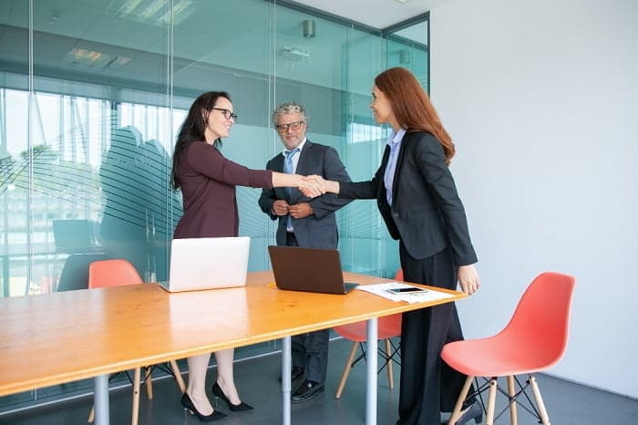Công việc quản trị nhân sự bao gồm việc giám sát và kiểm tra nhân sự