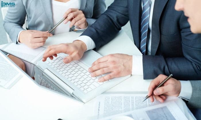 Leadership là khả năng lãnh đạo của một người để hướng dẫn, điều hành và tác động đến nhóm