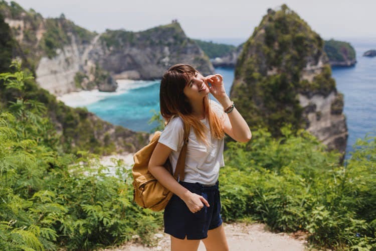 cô gái đi du lịch