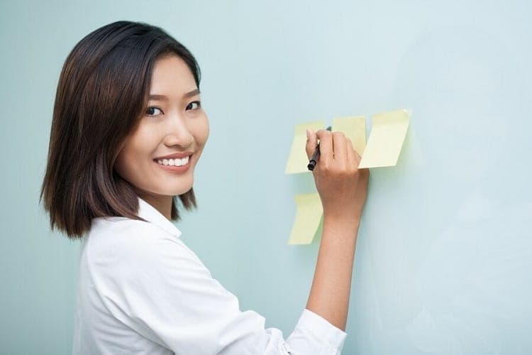 Cô gái sử dụng giấy ghi chú
