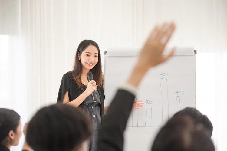 Mở đầu thuyết trình ấn tượng bằng cách tương tác khán giả