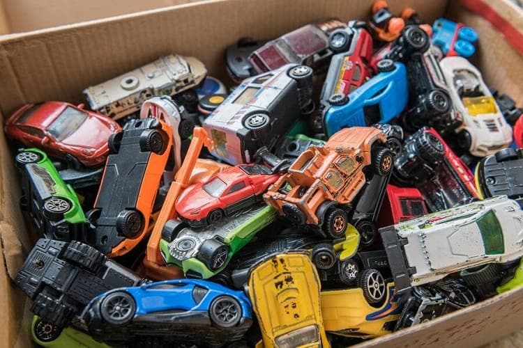 ví dụ về chi phí hàng tồn kho sản xuất đồ chơi trẻ em