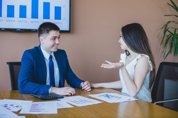 Bàn bạc giữa hai người về quy trình bán hàng tăng close rate