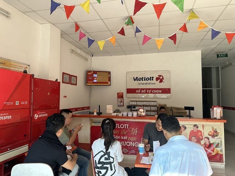 Tư vấn khách hàng các sản phẩm vietlott