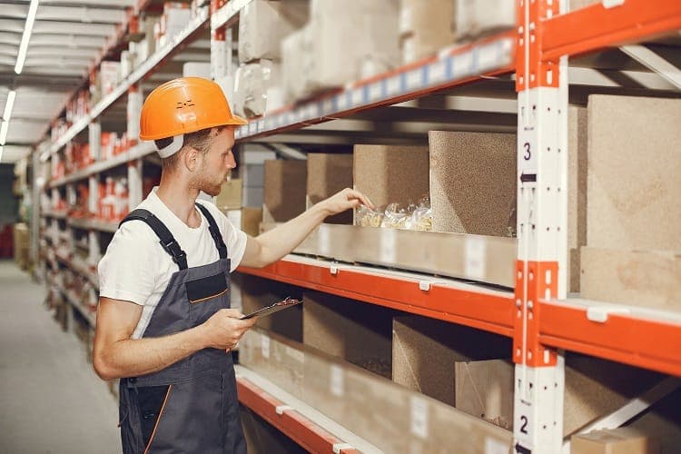 Người thủ kho đi kiểm kê hàng hóa