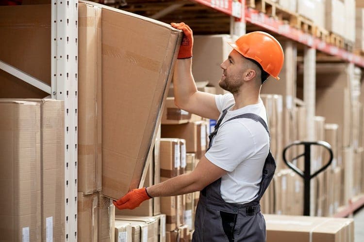 Người thủ kho đang sắp xếp hàng hóa
