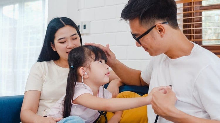 Cha mẹ cần quan tâm và lắng nghe tới con trẻ của mình