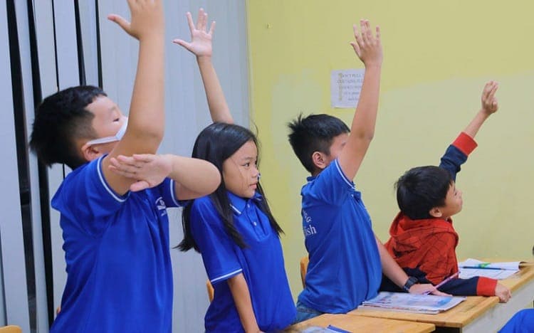 các em học sinh tư duy phản biện trước lớp