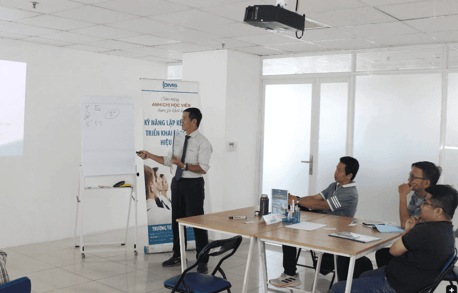 Lớp học tại Học viện PMS — buổi học của Lys Tailor