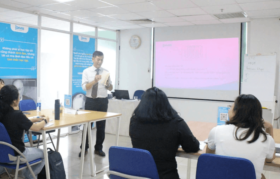 Lớp học tại Học viện PMS — buổi học của Vũ Thưởng