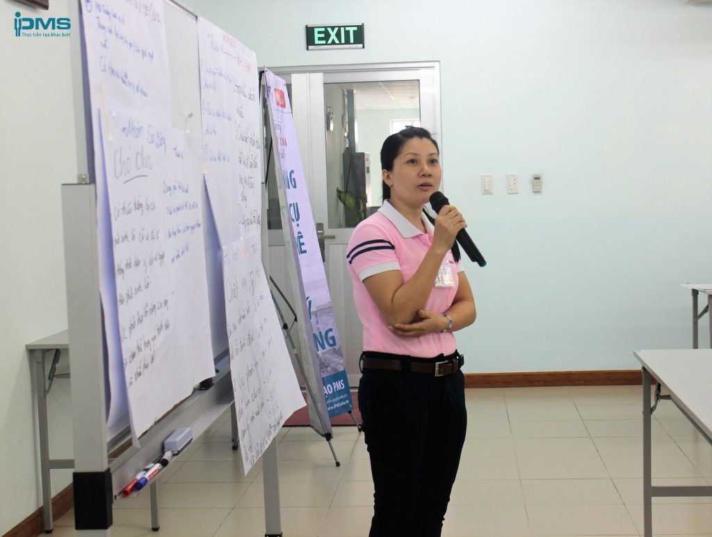Học viên trình bày tại lớp học tại công ty MeiWa